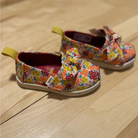 NEW toms size 5C for toddler never worn - Picture 1 of 4